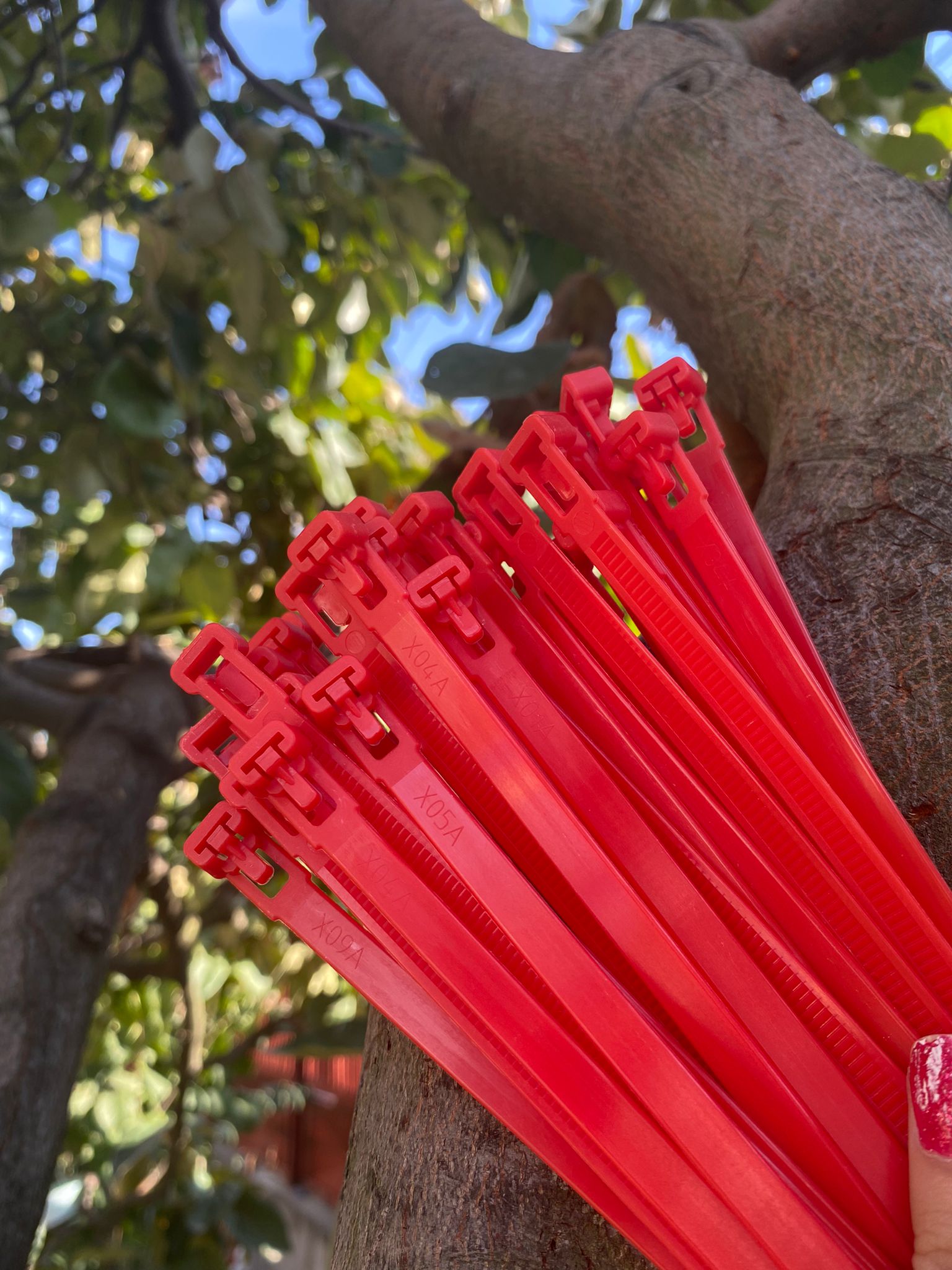 Kabelbinder wiederverwendbar Rot 350mm x 7,6mm – intervisio Shop